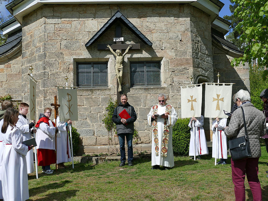 Bittprozession an der Weingartenkapelle (Foto: Karl-Franz Thiede)